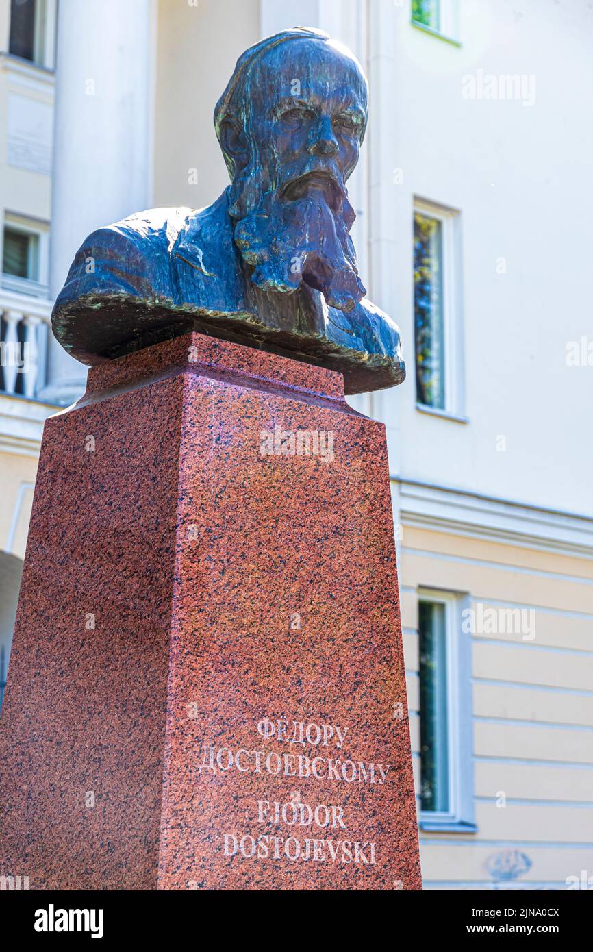 Un monumento al romanziere russo Fiodor Dostojevski (Fyodor Dostoevsky) nella città vecchia di Tallinn, capitale dell'Estonia Foto Stock