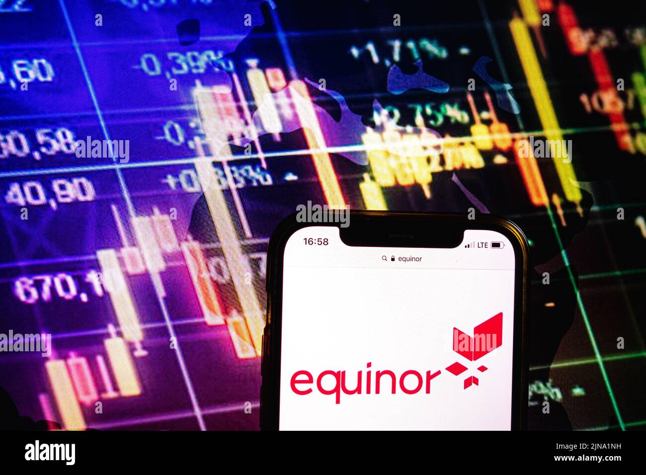 KONSKIE, POLONIA - 09 agosto 2022: Smartphone che mostra il logo della società Equinor sullo sfondo del diagramma di borsa Foto Stock