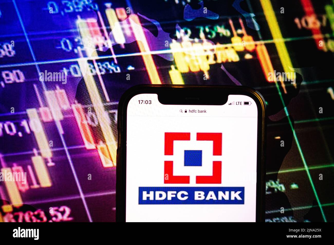 KONSKIE, POLONIA - 09 agosto 2022: Smartphone che mostra il logo della società HDFC Bank sullo sfondo del diagramma di borsa Foto Stock