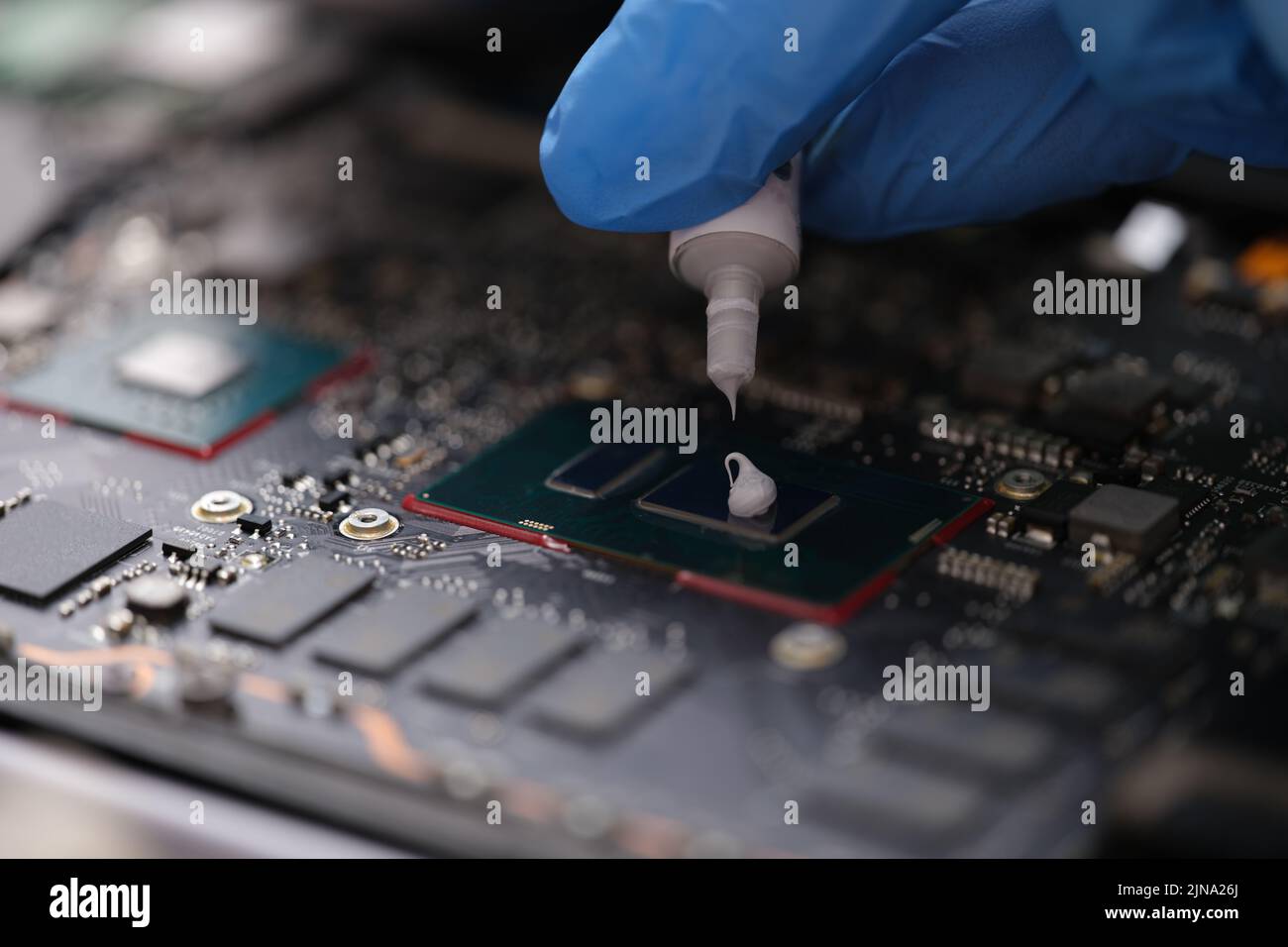 Pasta termica sul primo piano del chip del processore del computer Foto Stock