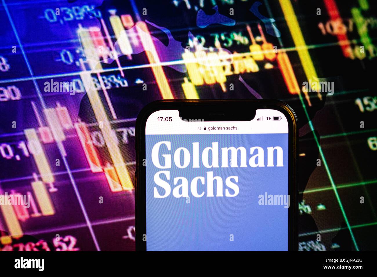 KONSKIE, POLONIA - 09 agosto 2022: Smartphone che mostra il logo della società Goldman Sachs sullo sfondo del diagramma di borsa Foto Stock