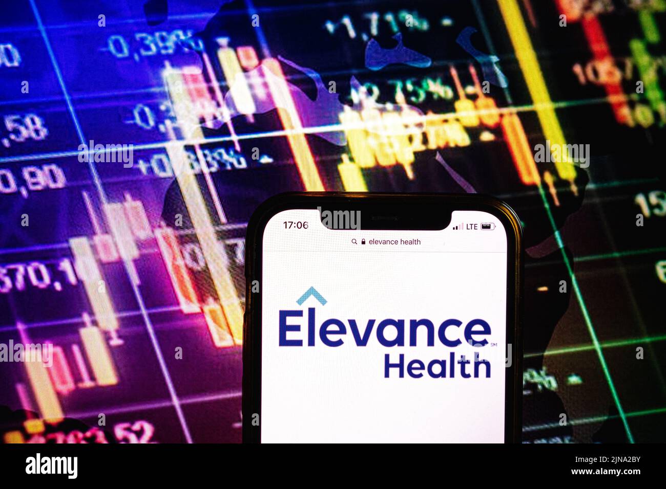 KONSKIE, POLONIA - 09 agosto 2022: Smartphone che mostra il logo della società Elevance Health sullo sfondo del diagramma di borsa Foto Stock