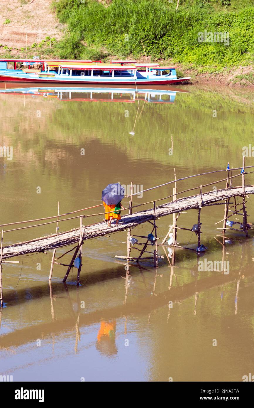 Passerella di bambù sul fiume Nam Khan, Luang Prabang, Laos Foto Stock