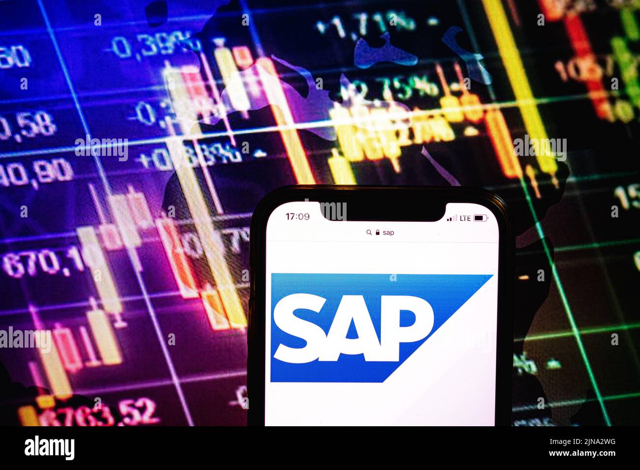 KONSKIE, POLONIA - 09 agosto 2022: Smartphone che mostra il logo della società SAP se sullo sfondo del diagramma di borsa Foto Stock
