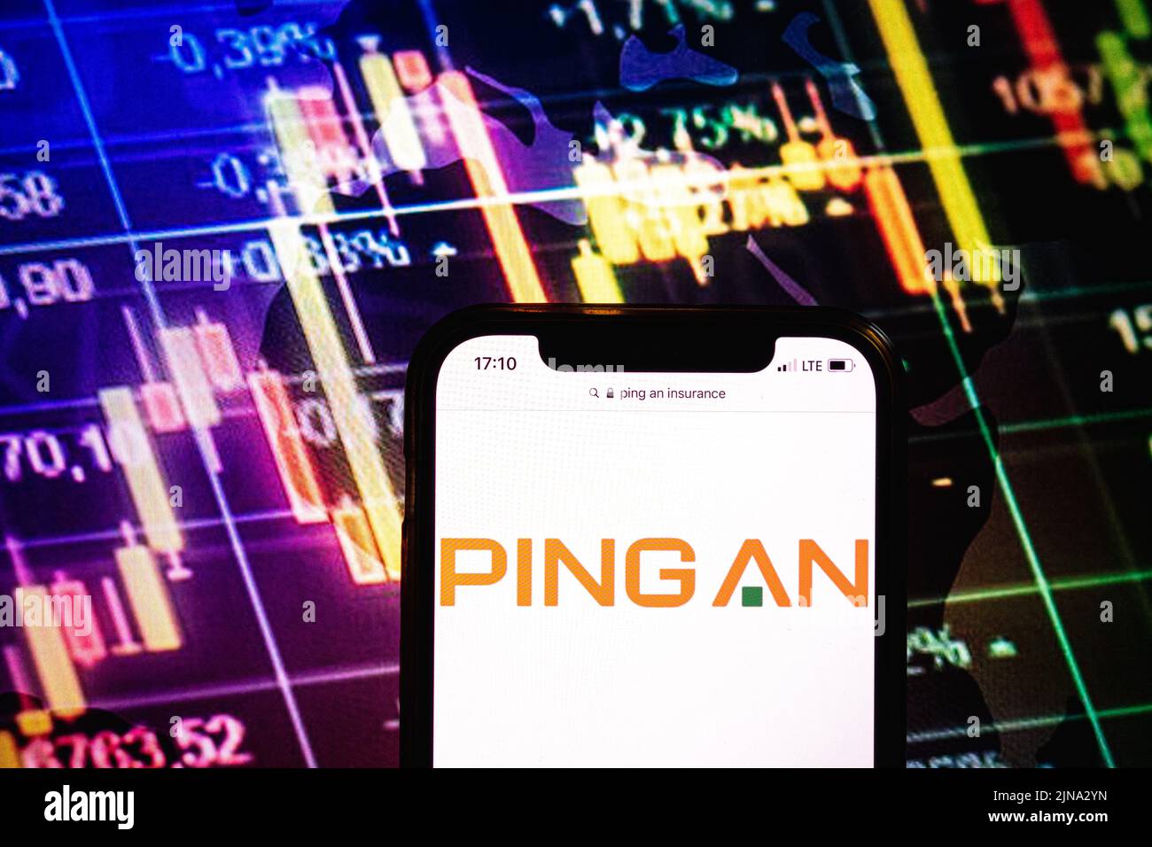 KONSKIE, POLONIA - 09 agosto 2022: Smartphone che mostra il logo di Ping una società di assicurazioni sullo sfondo del diagramma di borsa Foto Stock