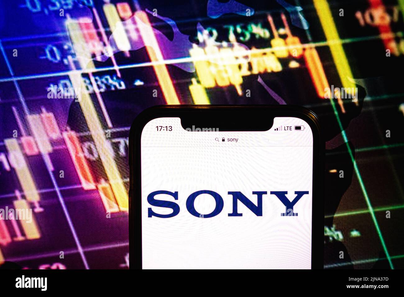 KONSKIE, POLONIA - 09 agosto 2022: Smartphone che mostra il logo della società Sony sullo sfondo del diagramma di borsa Foto Stock