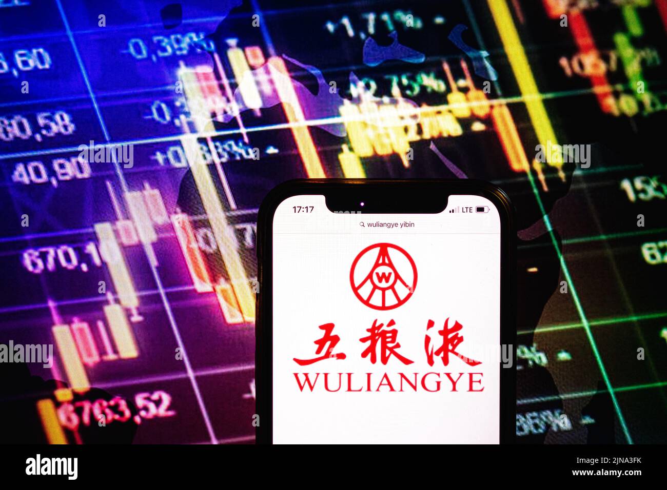 KONSKIE, POLONIA - 09 agosto 2022: Smartphone che mostra il logo della società Wuliangye Yibin sullo sfondo del diagramma di borsa Foto Stock