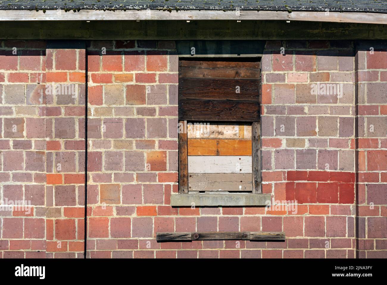 WA21877-00...WASHINGTON - annoiato sopra la finestra su un vecchio edificio sul sito di Fort Steilacoom situato nella città di Lakewood. Foto Stock
