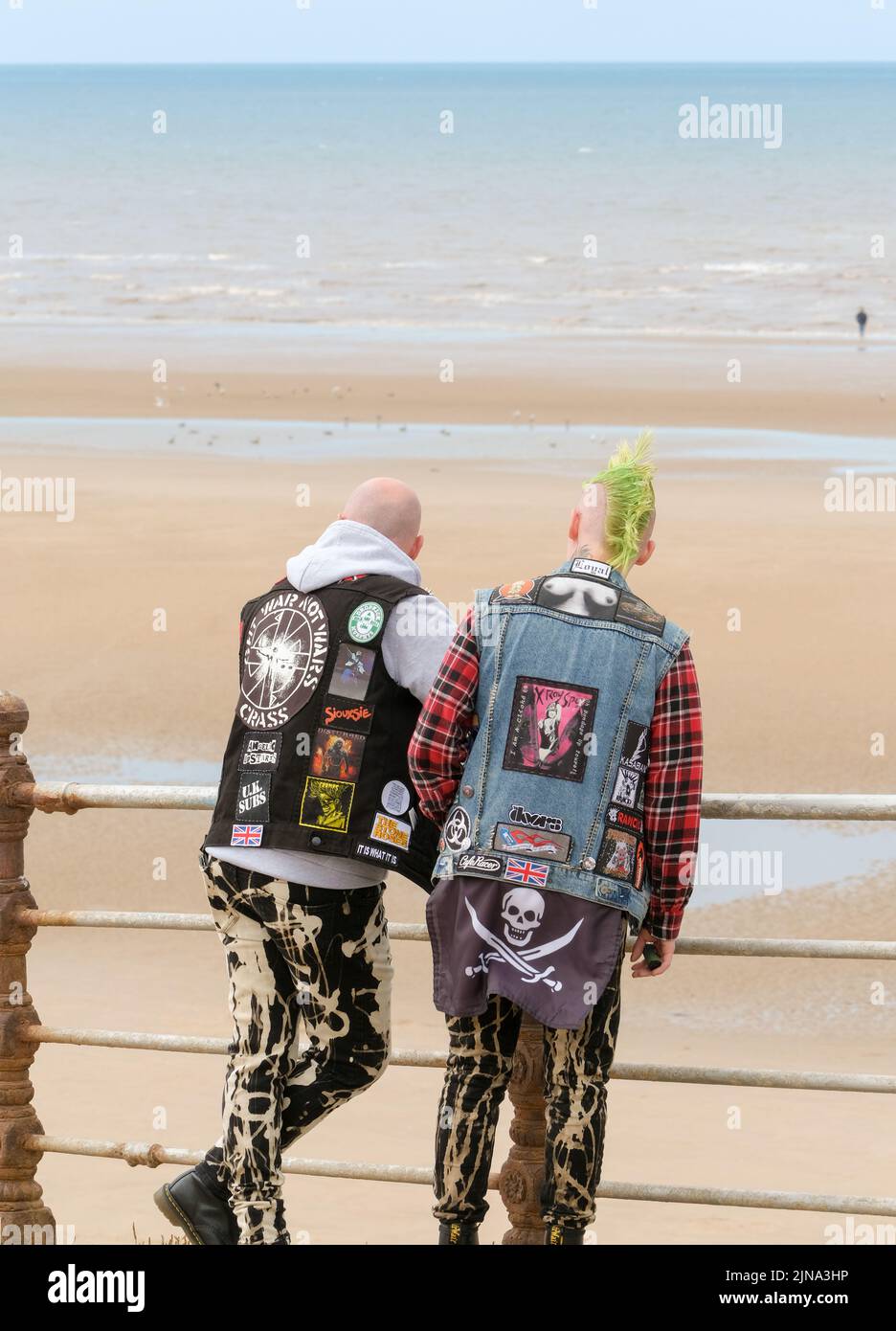 Blackpool, Lancashire, UK Agosto 6 2022 due punk guardano sulla baia durante il Blackpool Rebellion Punk Festival Foto Stock Blackpool, Lancashire, UK Agosto 6 2022 due punk guardano sulla baia durante il Blackpool Rebellion Punk Festival Foto Stock