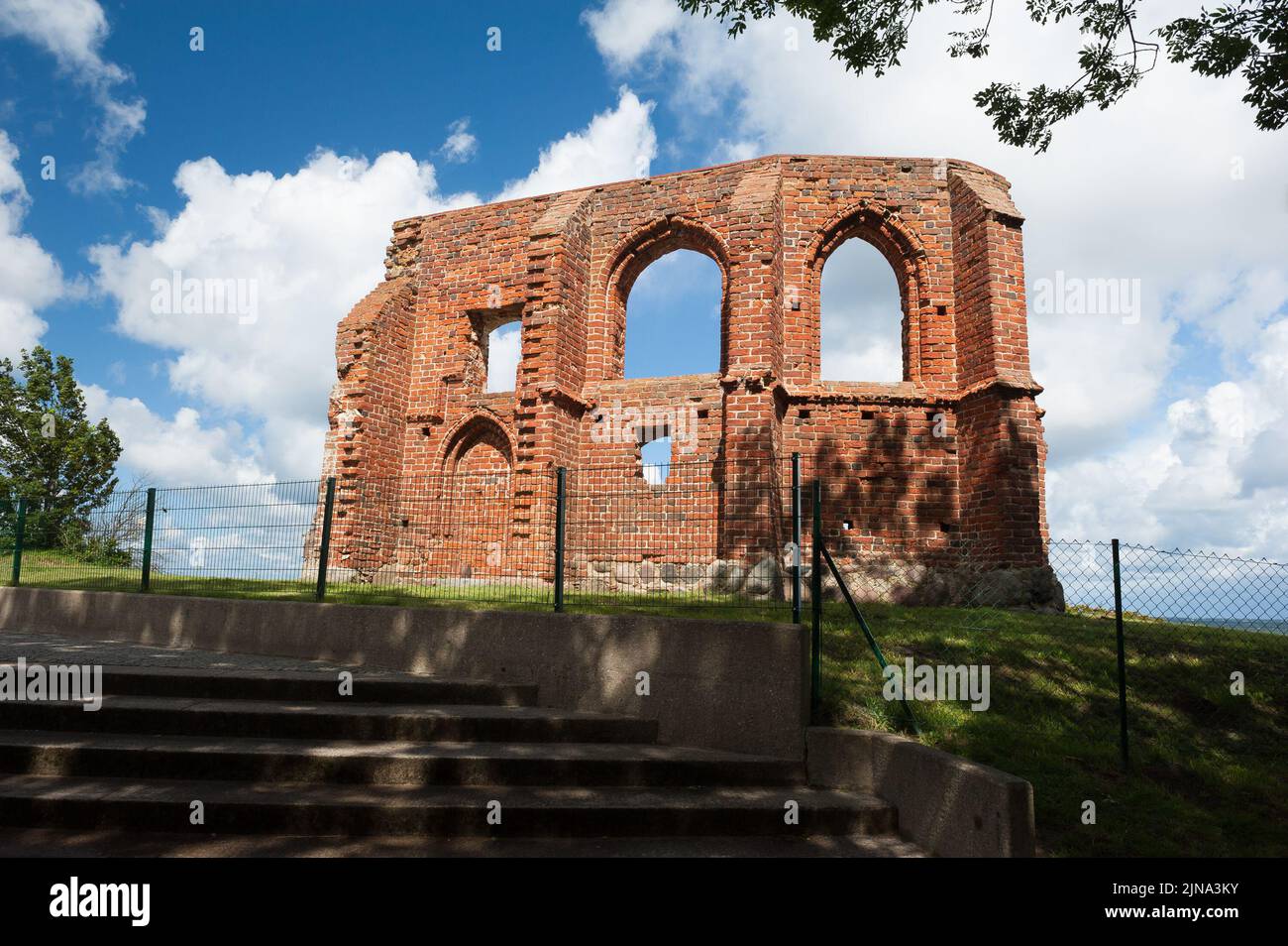 Le rovine della chiesa di Trzęsacz, Gmina Rewal, Gryfice County, West Pomerania voivodato, nel nord-ovest della Polonia, Europa Foto Stock