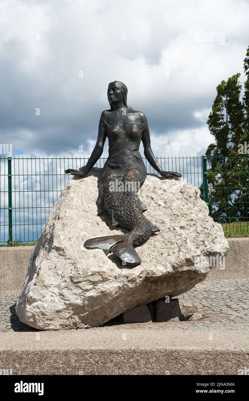 Statua della sirena a Trzęsacz, Gmina Rewal, contea di Gryfice, voivodato della Pomerania occidentale, nella Polonia nord-occidentale, Europa Foto Stock