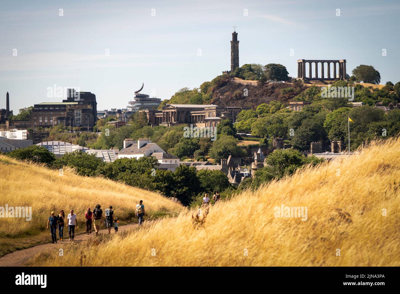 Grandi aree di erba sono diventato giallo a causa delle condizioni secche in Holyrood Park, Edimburgo. Lo Scottish Fire and Rescue Service (SFRS) ha issuto un rischio 'molto alto' di incendi selvatici allerta in tutta la Scozia meridionale e orientale con lunghi e secchi incantesimi di sole attesi nei prossimi giorni. Data foto: Mercoledì 10 agosto 2022. Foto Stock