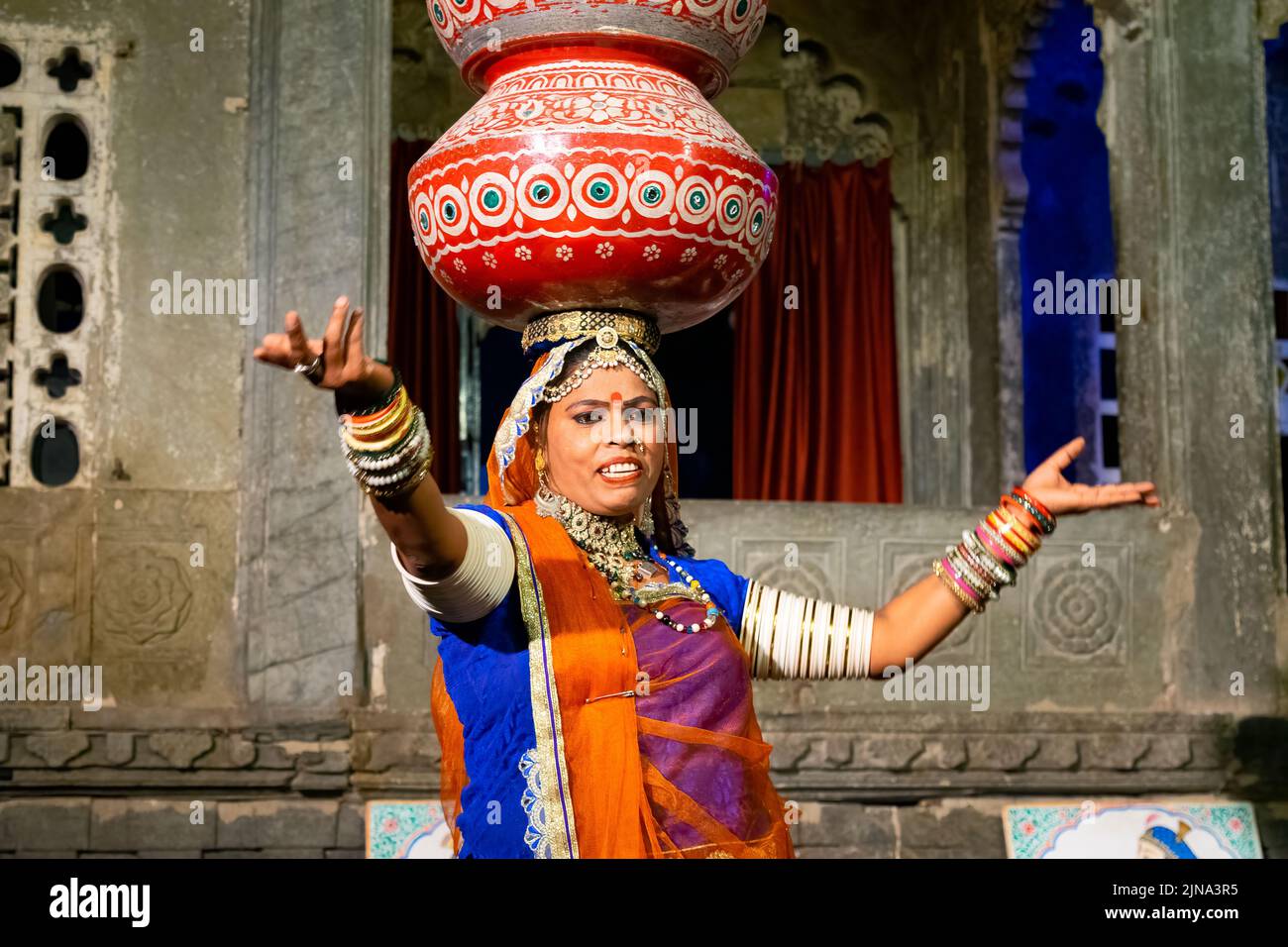 Una donna indiana che si esibisce durante il Dharohar Folk Dance Show a Udaipur, India Foto Stock