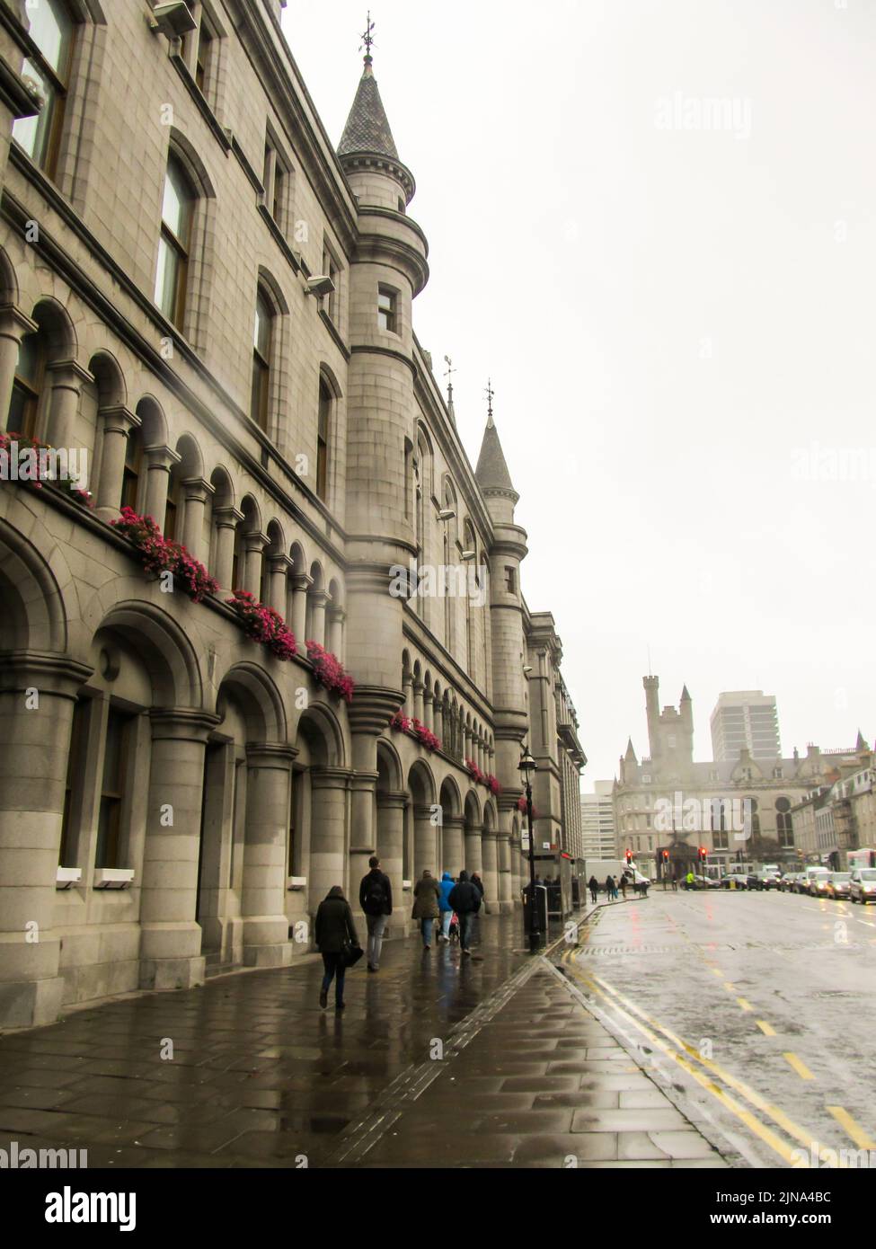 Vista sulla strada, accanto alla Aberdeen Town House nel Granite Mile in una giornata di piogge umide. Foto Stock