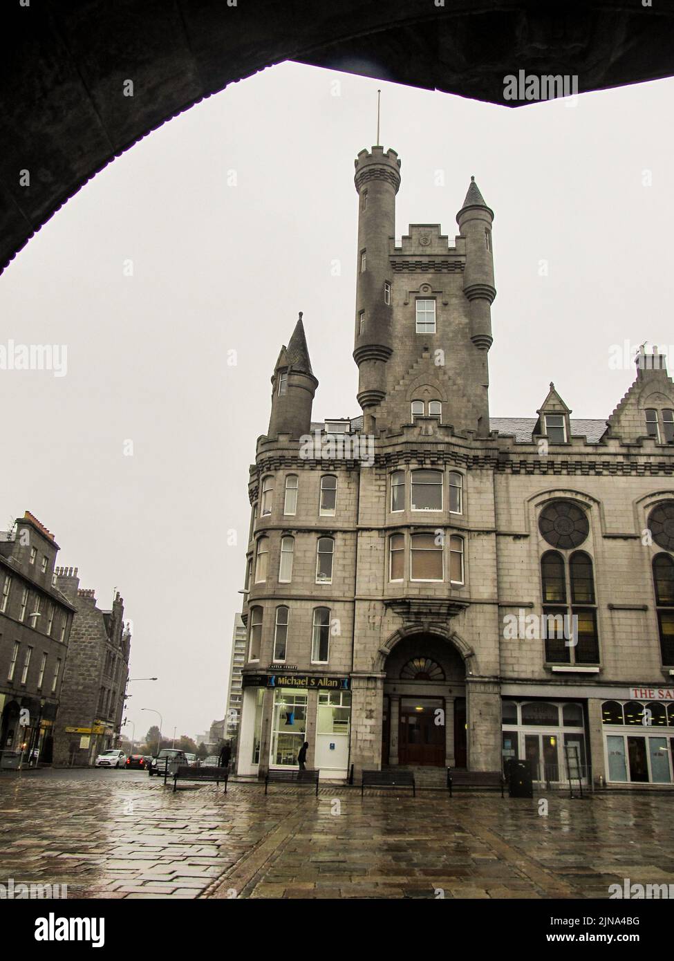 La cittadella del Castello come l'Esercito della salvezza, come si vede dal rifugio della Croce di Mercatore costruita in una giornata piovosa ad Aberdeen, Scozia. Foto Stock