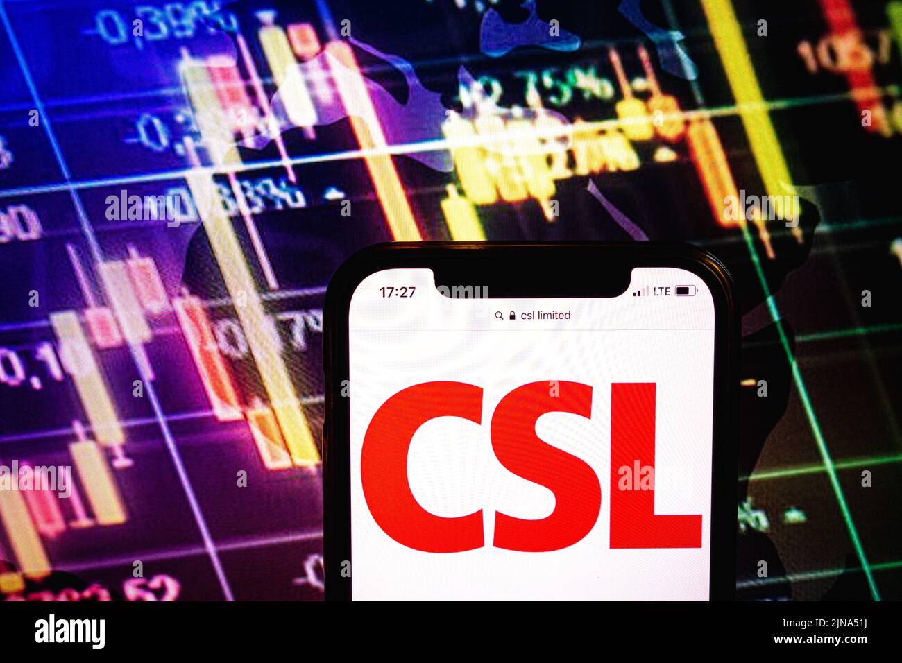 KONSKIE, POLONIA - 09 agosto 2022: Smartphone che mostra il logo della società CSL Limited sullo sfondo del diagramma di borsa Foto Stock