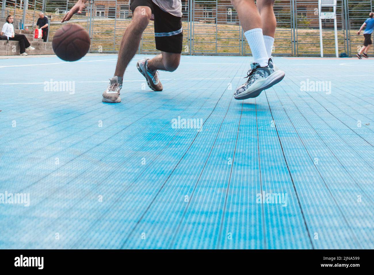 uomini che giocano a basket all'aperto raccolto Foto Stock