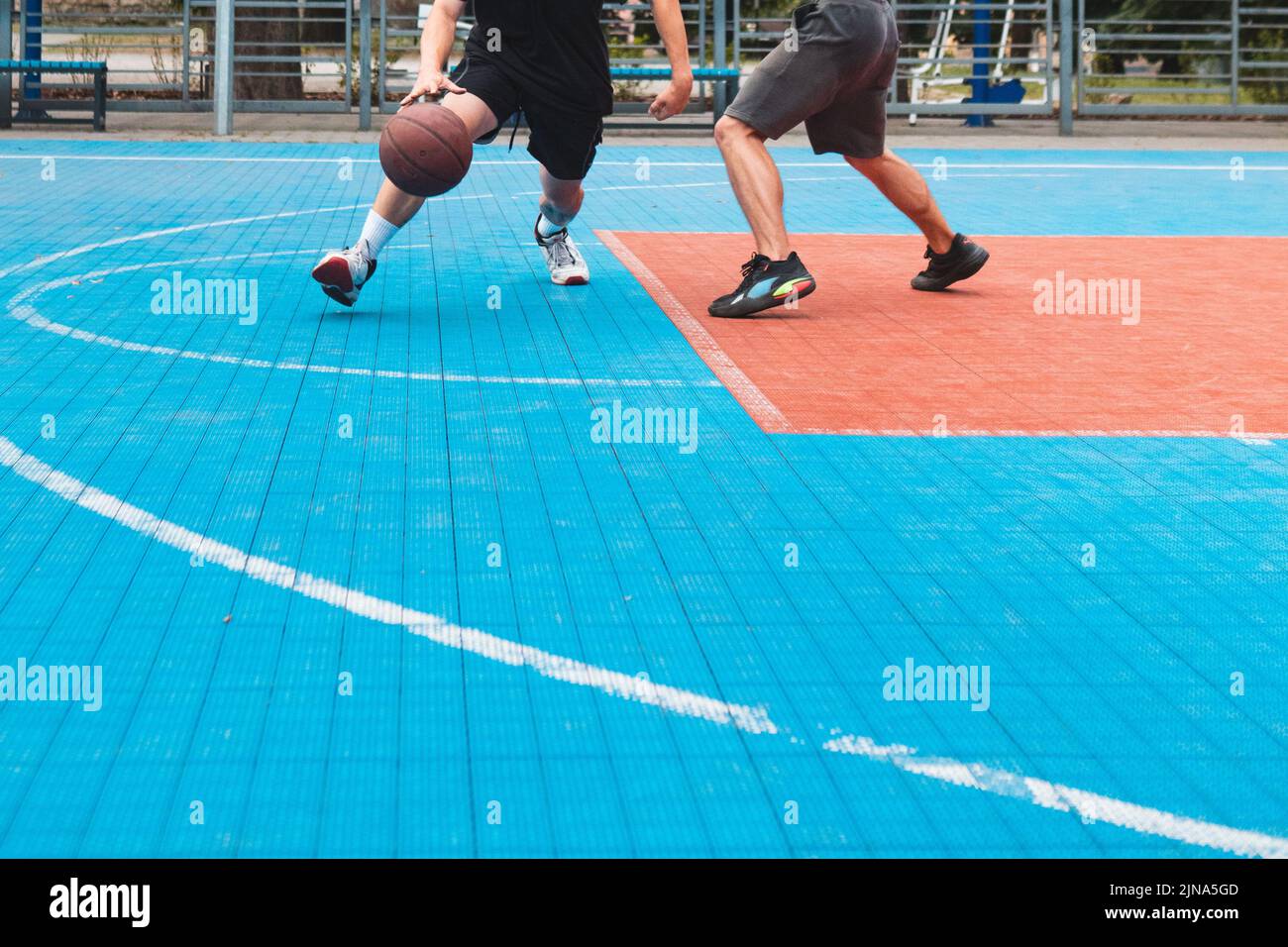 uomini che giocano a basket all'aperto raccolto Foto Stock