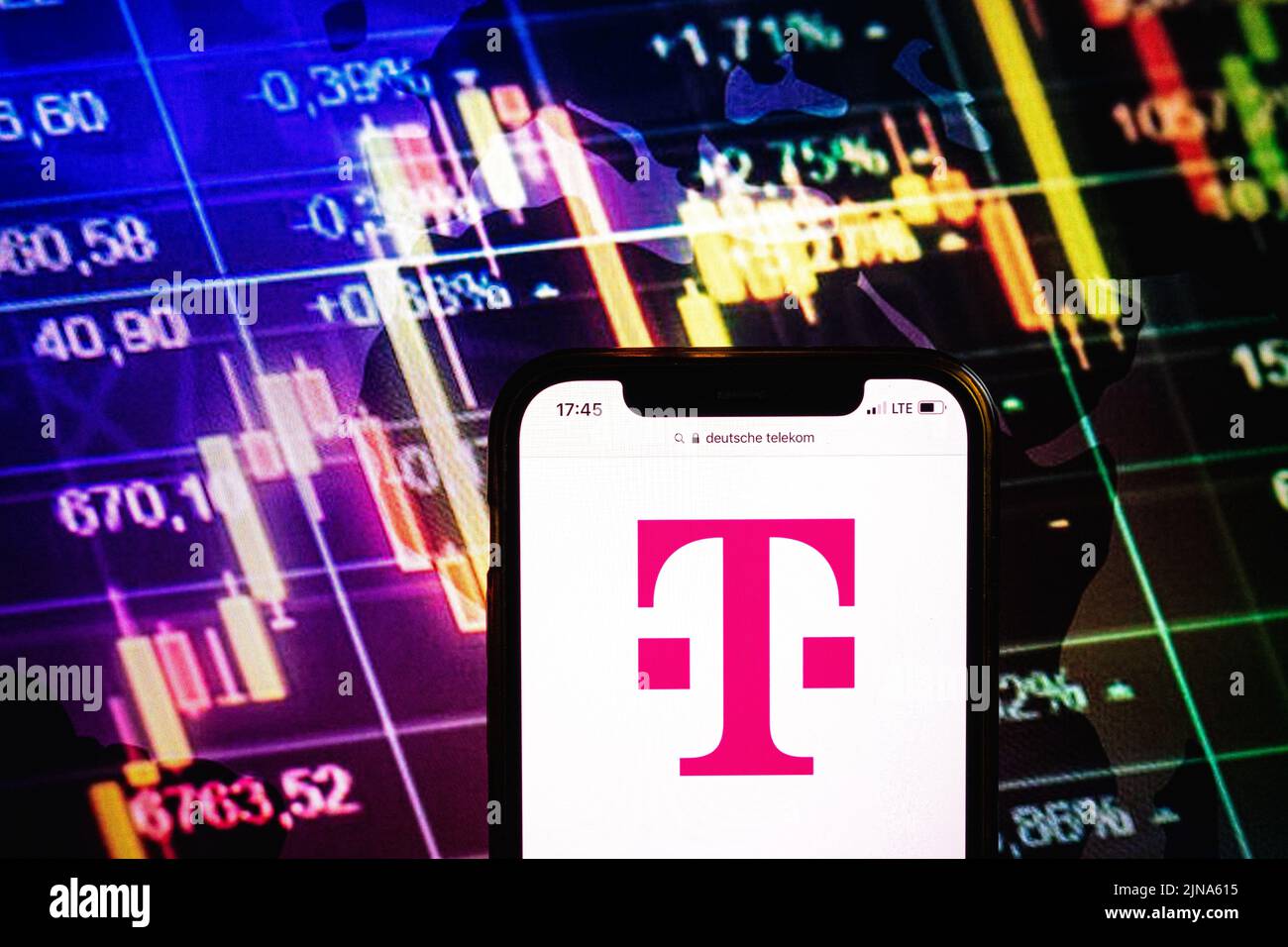 KONSKIE, POLONIA - 09 agosto 2022: Smartphone che mostra il logo della società Deutsche Telekom sullo sfondo del diagramma di borsa Foto Stock