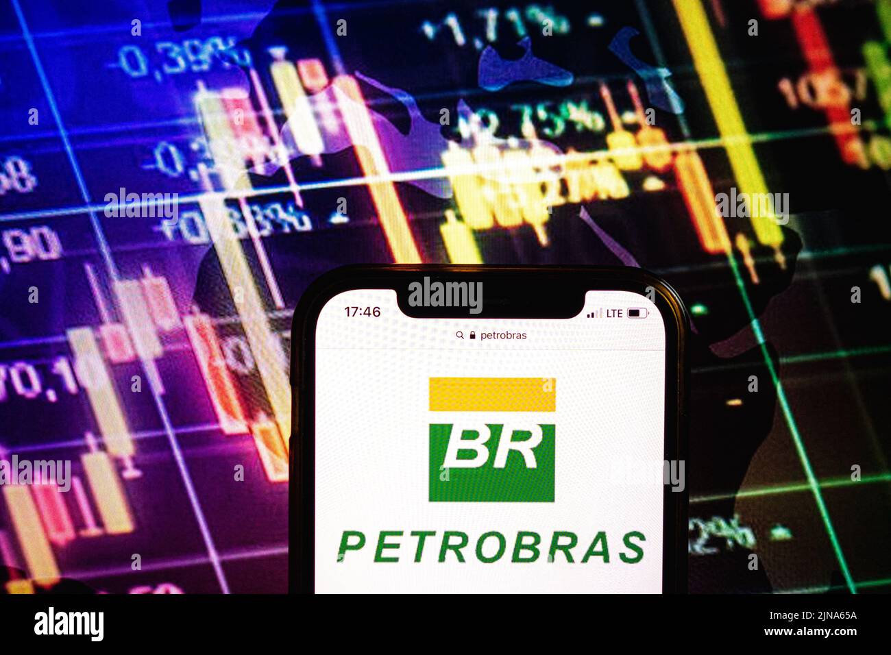 KONSKIE, POLONIA - 09 agosto 2022: Smartphone che mostra il logo della società Petrobras sullo sfondo del diagramma di borsa Foto Stock