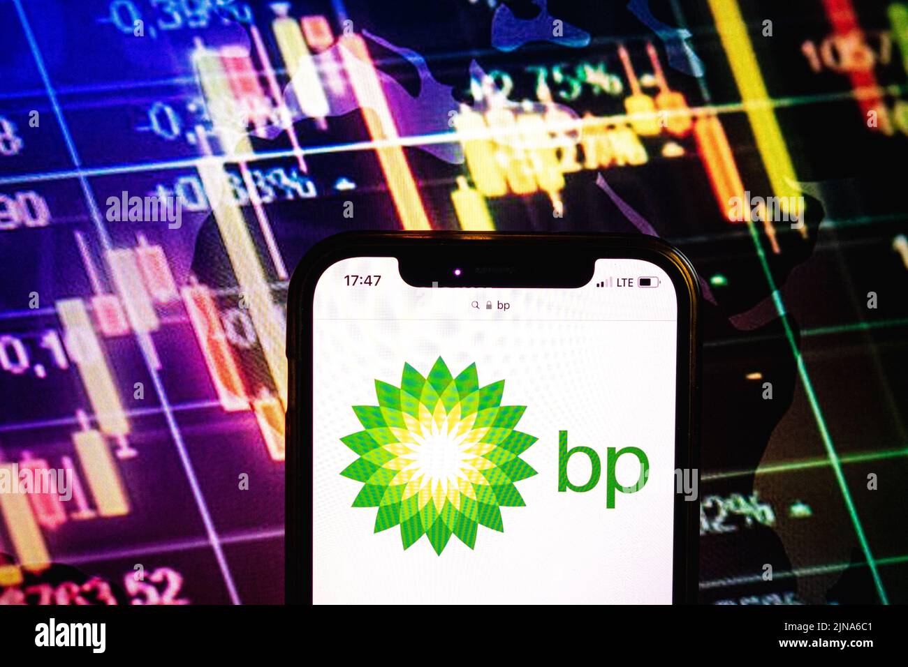 KONSKIE, POLONIA - 09 agosto 2022: Smartphone che mostra il logo della società BP sullo sfondo del diagramma di borsa Foto Stock
