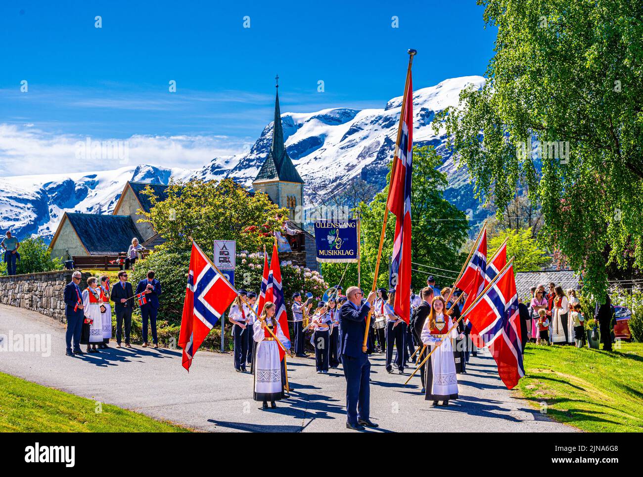 Il 17 maggio a Lofthus, Hardanger. Persone che celebrano la giornata della Costituzione norvegese Foto Stock