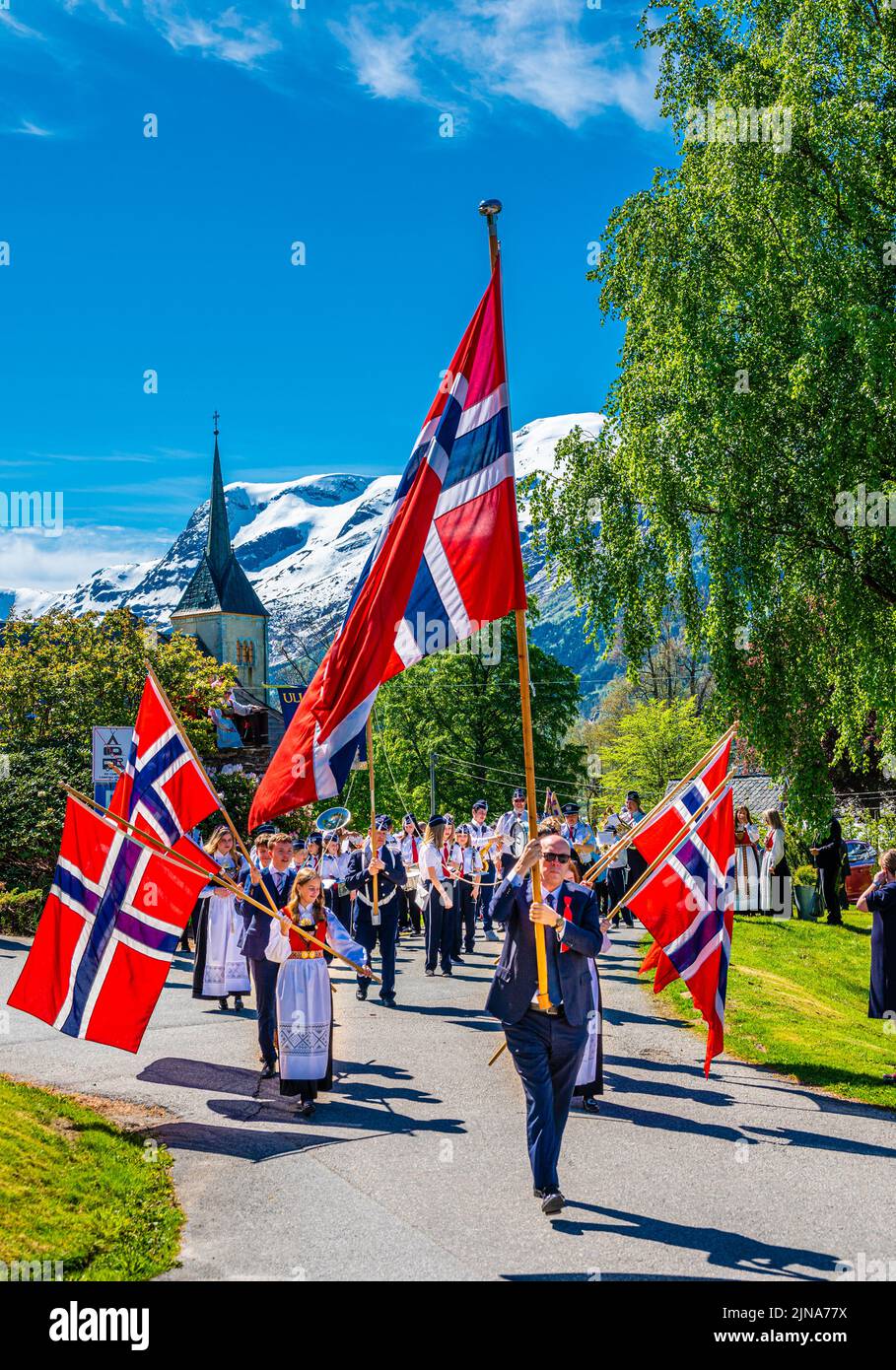 Il 17 maggio a Lofthus, Hardanger. Persone che celebrano la giornata della Costituzione norvegese Foto Stock