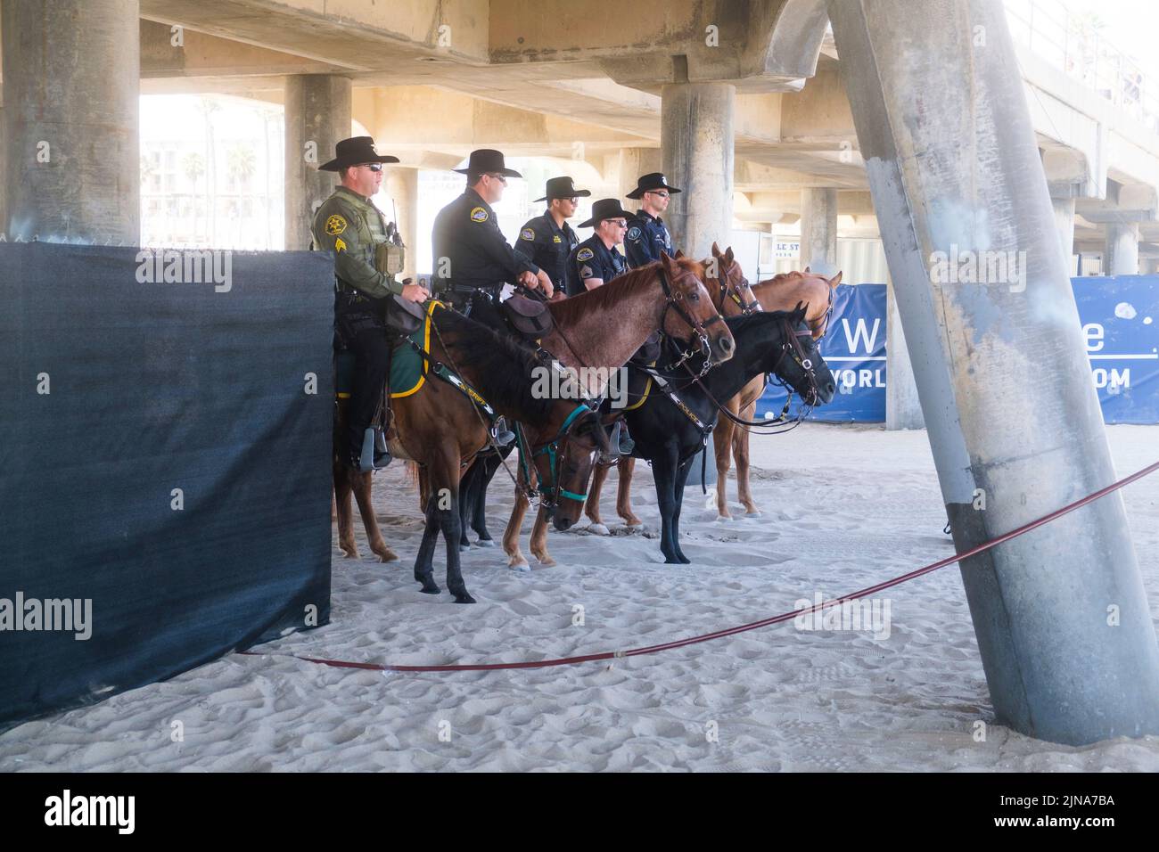 Ufficiali a cavallo a Vans US Open di Surfing, Huntington Beach, California, Stati Uniti d'America Foto Stock