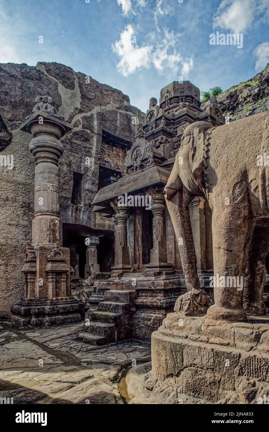 Statua dell'elefante nel cortile di un antico tempio di Jain (Indra Sabha). Grotta numero 32, Ellora Caves, vicino Aurangabad, India. 10th - 12th ° secolo d.C. Foto Stock