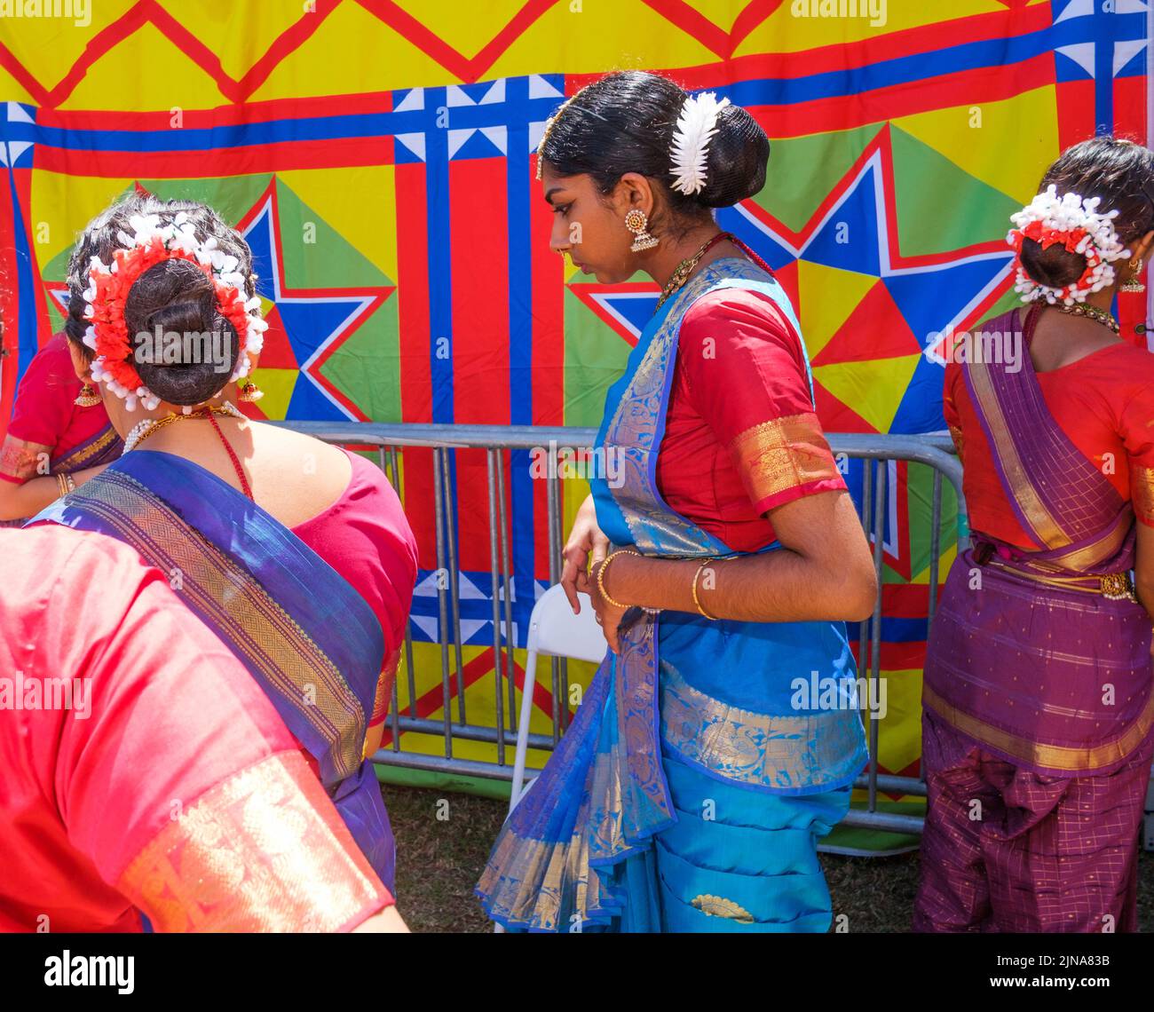 I ballerini aspettano di esibirsi al Festival Hare Krishna, Venice Beach, Los Angeles, California, Stati Uniti d'America Foto Stock