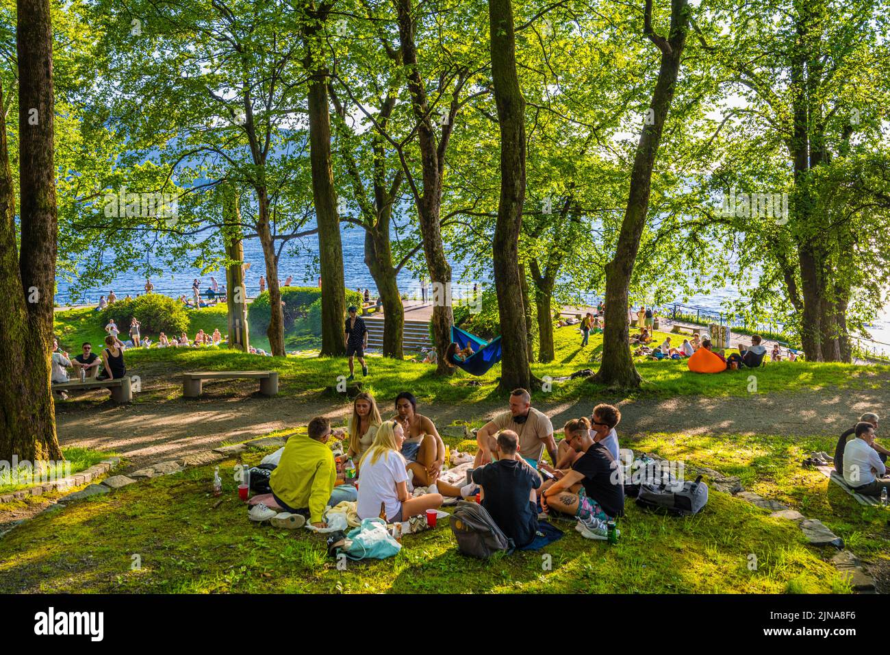 Gente che si gode una giornata di sole a Bergen, Norvegia Foto Stock