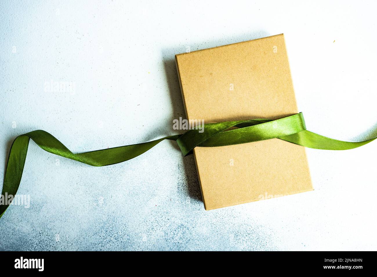 Vista dall'alto di una confezione regalo avvolta con un nastro verde Foto Stock