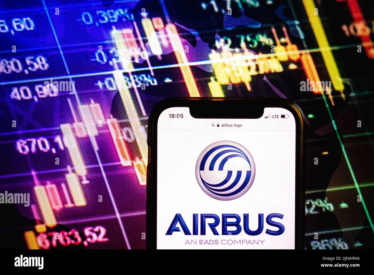 KONSKIE, POLONIA - 09 agosto 2022: Smartphone che mostra il logo della società Airbus sullo sfondo del diagramma di borsa Foto Stock
