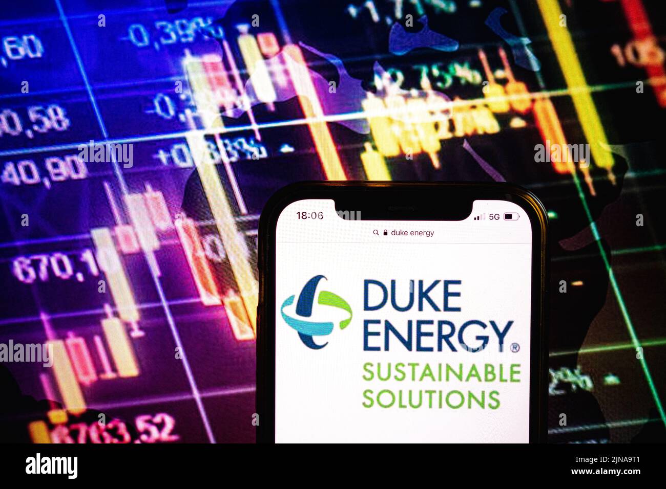 KONSKIE, POLONIA - 09 agosto 2022: Smartphone che mostra il logo della società Duke Energy sullo sfondo del diagramma di borsa Foto Stock