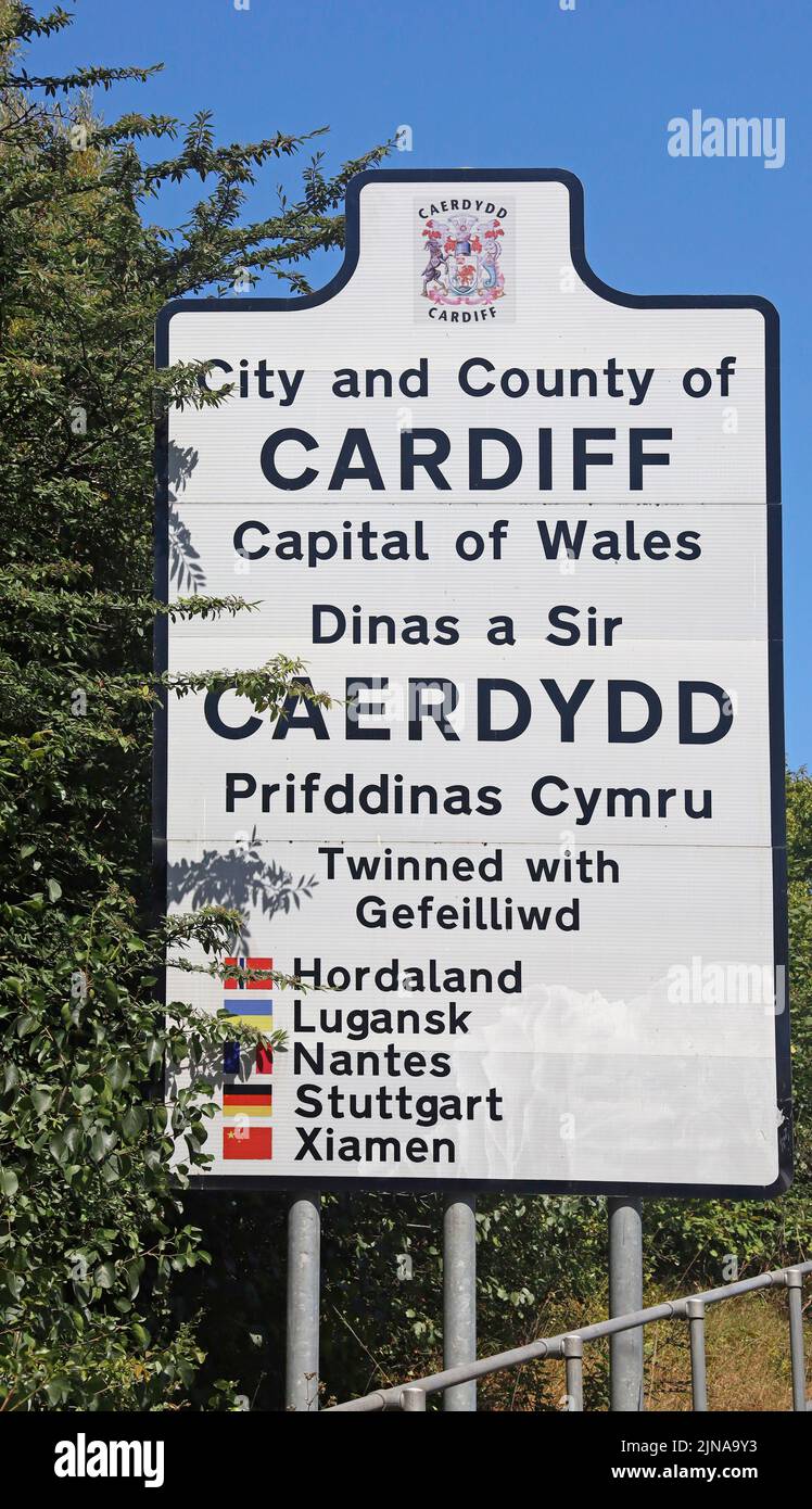 Cardiff, capitale del Galles segno, Leckwith, Cardiff.. Cielo blu. Foto Stock