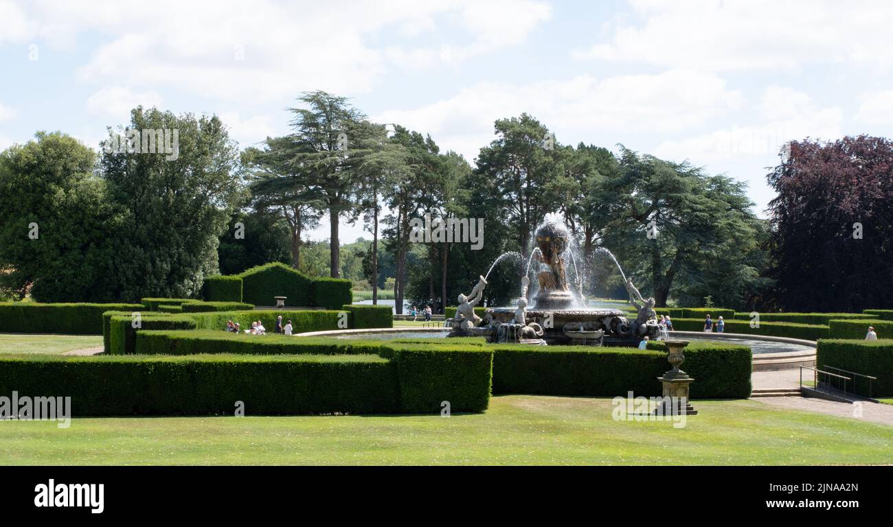 La fontana Atlas nel giardino formale di Castle Howard, North Yorkshire Foto Stock