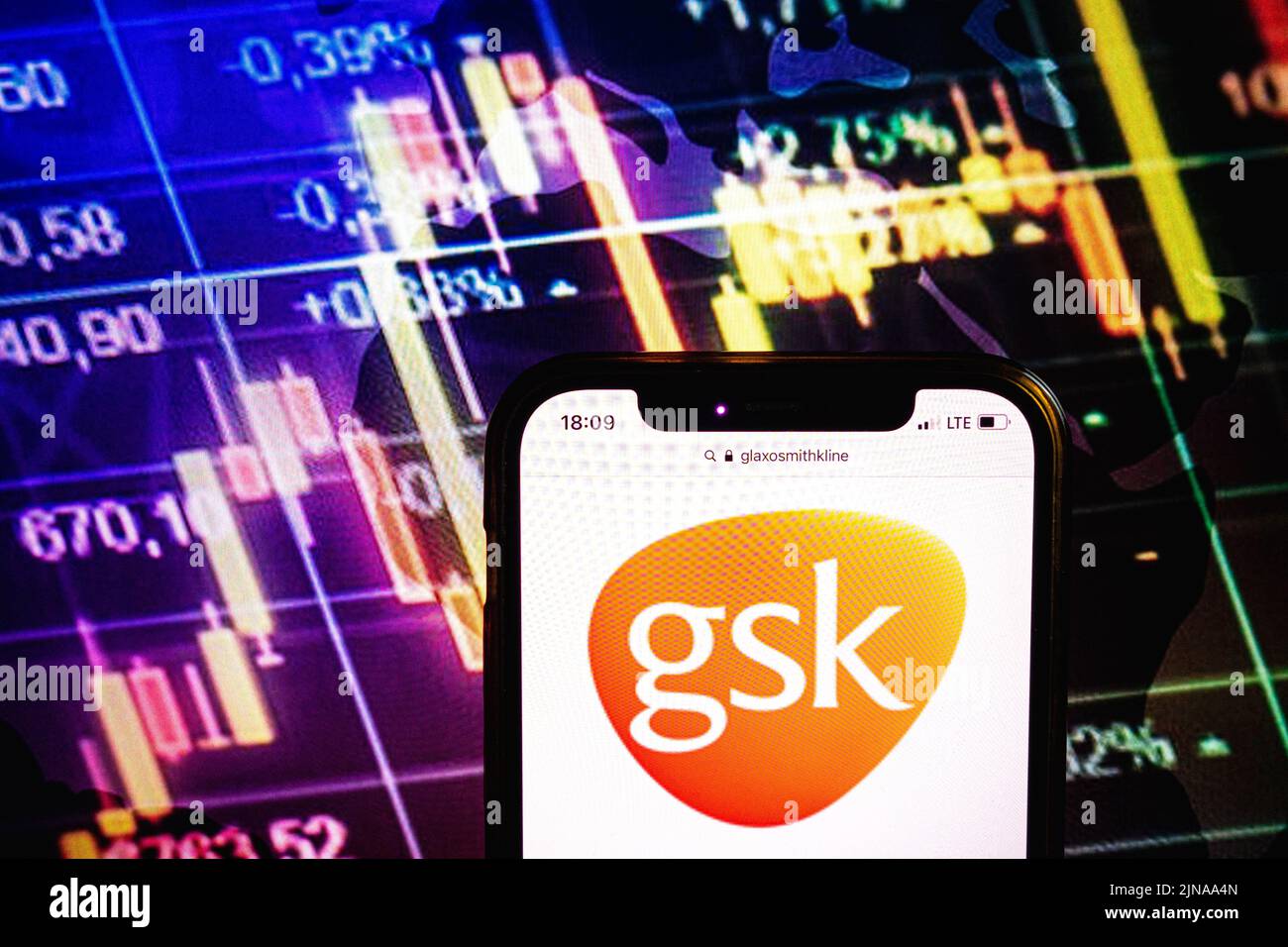 KONSKIE, POLONIA - 09 agosto 2022: Smartphone che mostra il logo della società GlaxoSmithKline sullo sfondo del diagramma di borsa Foto Stock