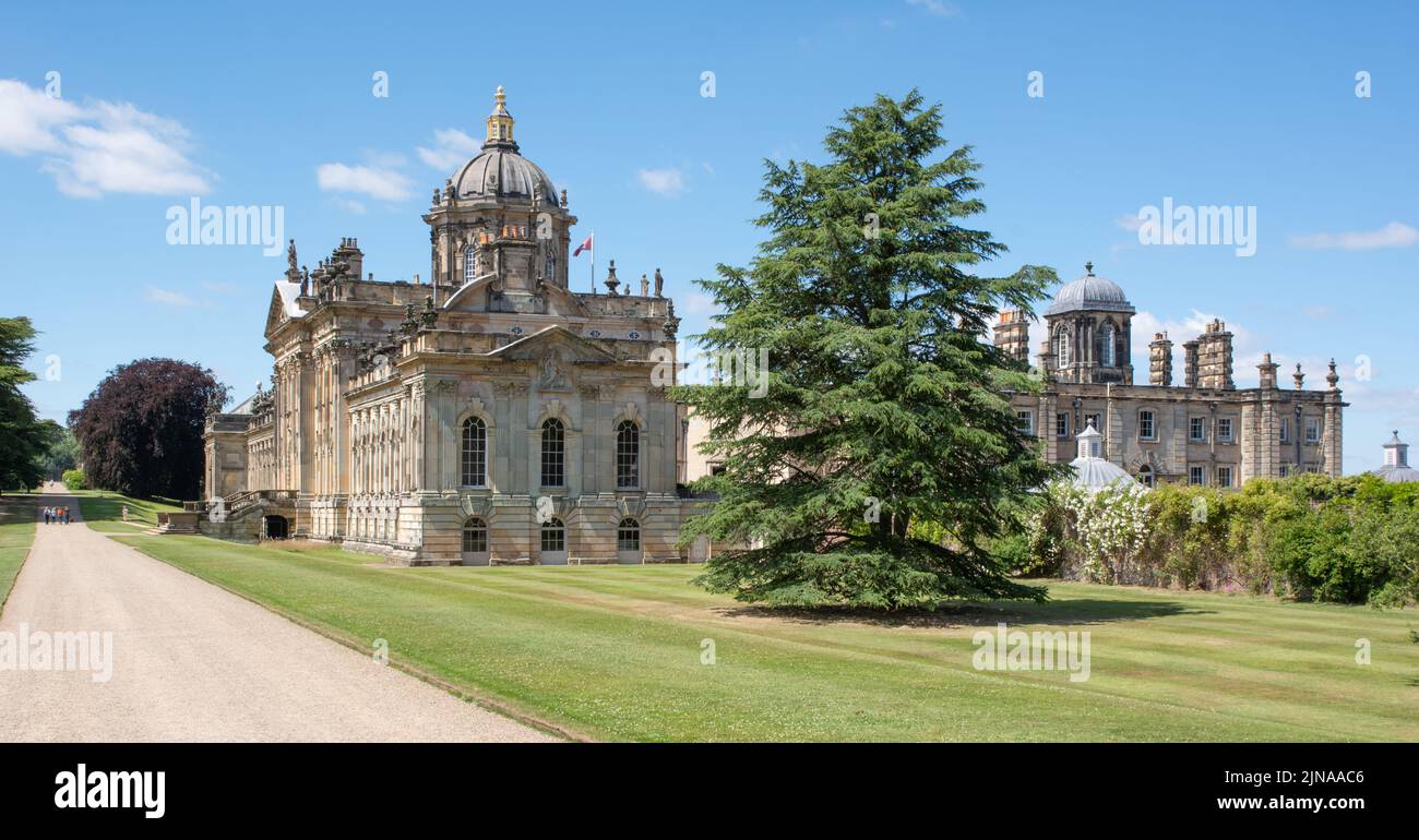 La facciata sud del Castello Howard si vede dai terreni informali Foto Stock