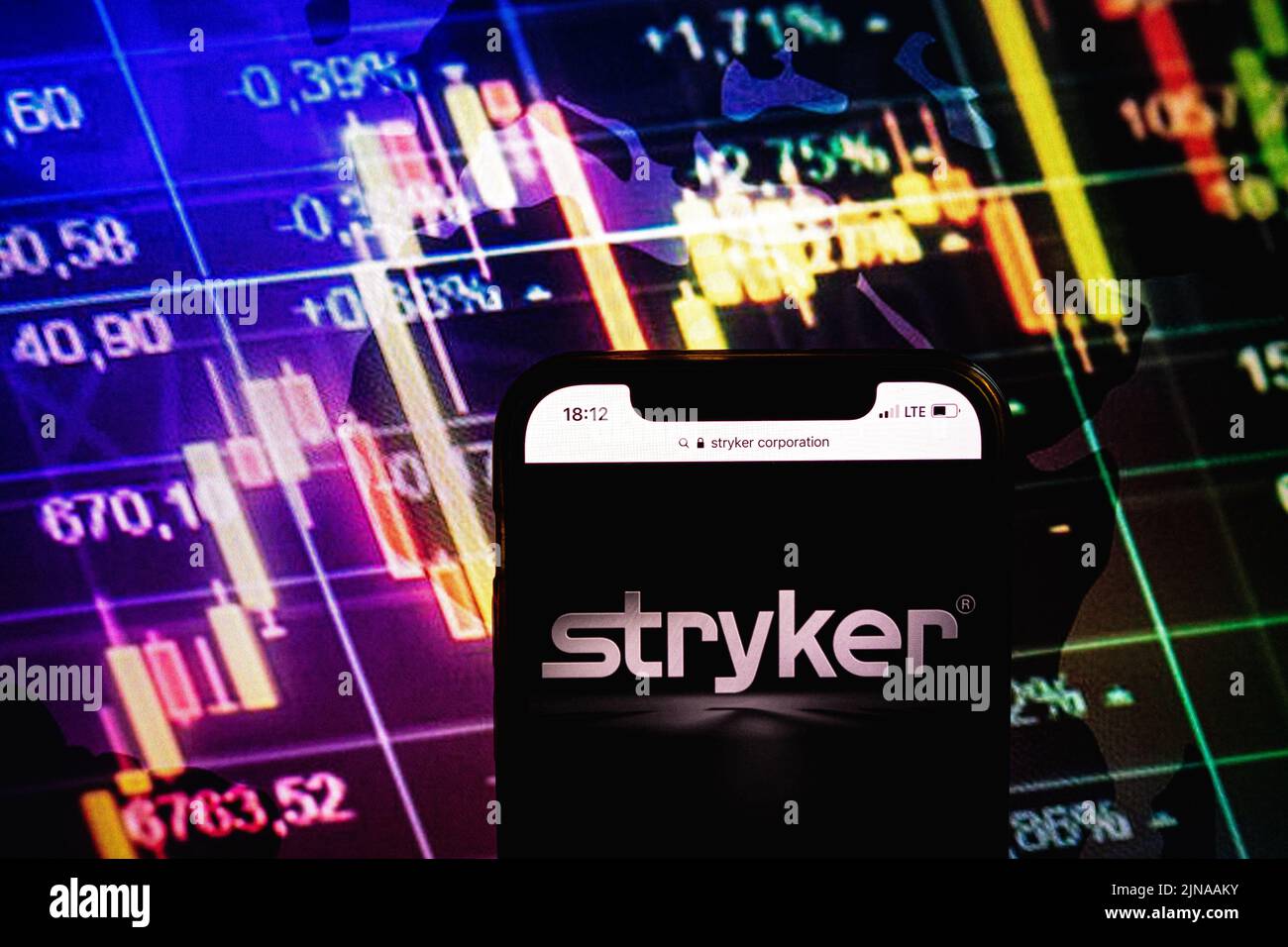 KONSKIE, POLONIA - 09 agosto 2022: Smartphone che mostra il logo di Stryker Corporation sullo sfondo del diagramma di borsa Foto Stock