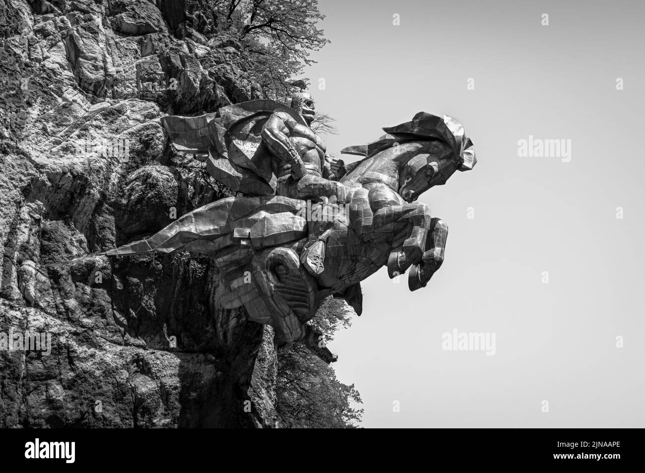 Monumento Uastyrdzhi nel canyon di Alagir lungo la strada militare di Ossezia. Tsey Gorge, Ossezia settentrionale. Bianco e nero. Foto Stock