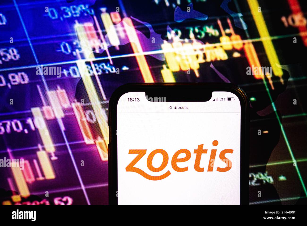 KONSKIE, POLONIA - 09 agosto 2022: Smartphone che mostra il logo della società Zoetis sullo sfondo del diagramma di borsa Foto Stock