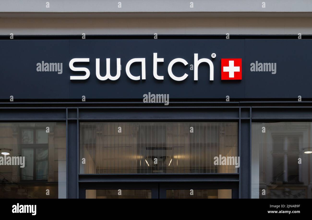 Swatch orologi segno di logo negozio. Cartello con il logo sopra l'ingresso del negozio. Foto Stock