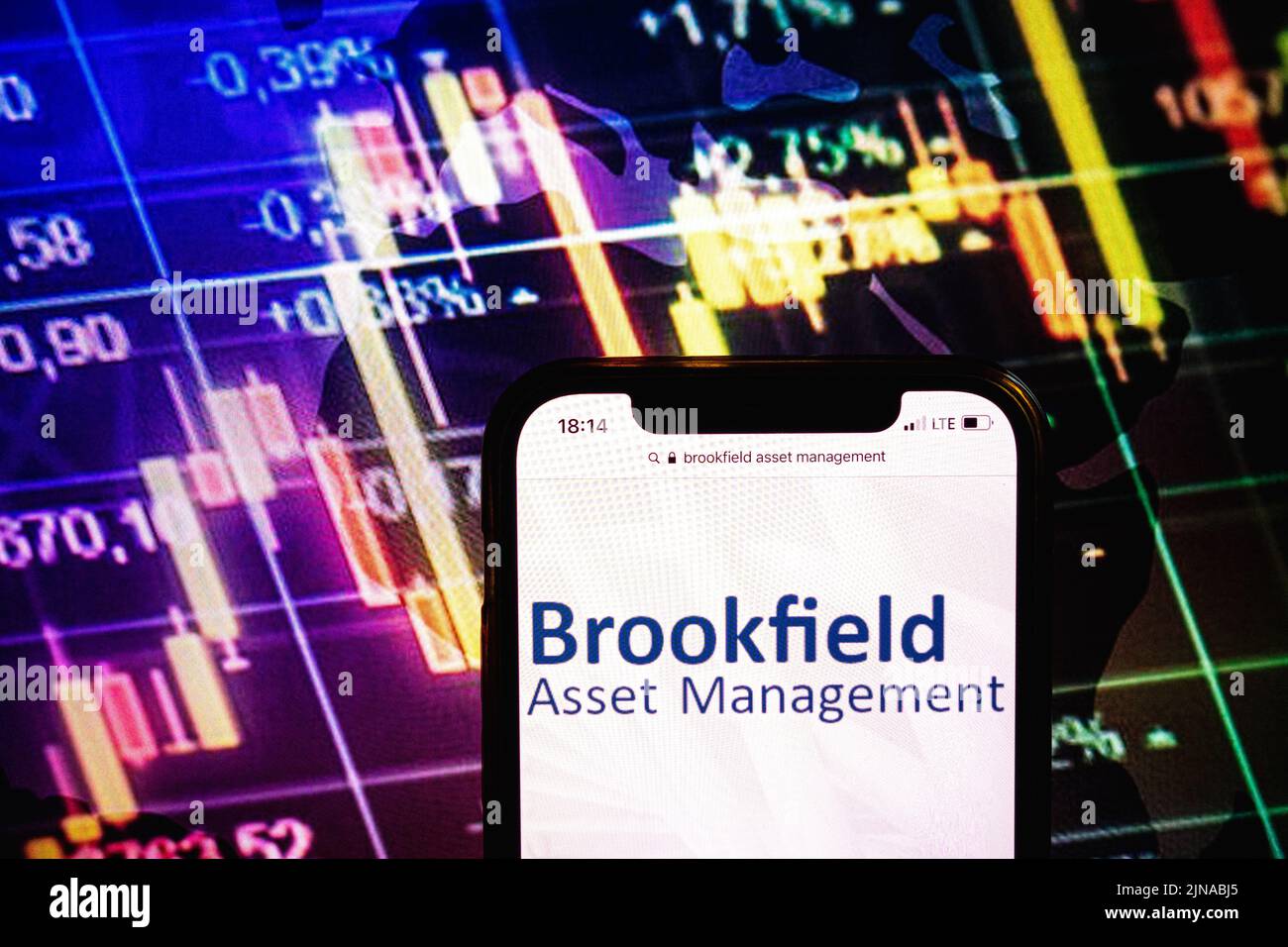KONSKIE, POLONIA - 09 agosto 2022: Smartphone che mostra il logo della società Brookfield Asset Management sullo sfondo del diagramma di borsa Foto Stock