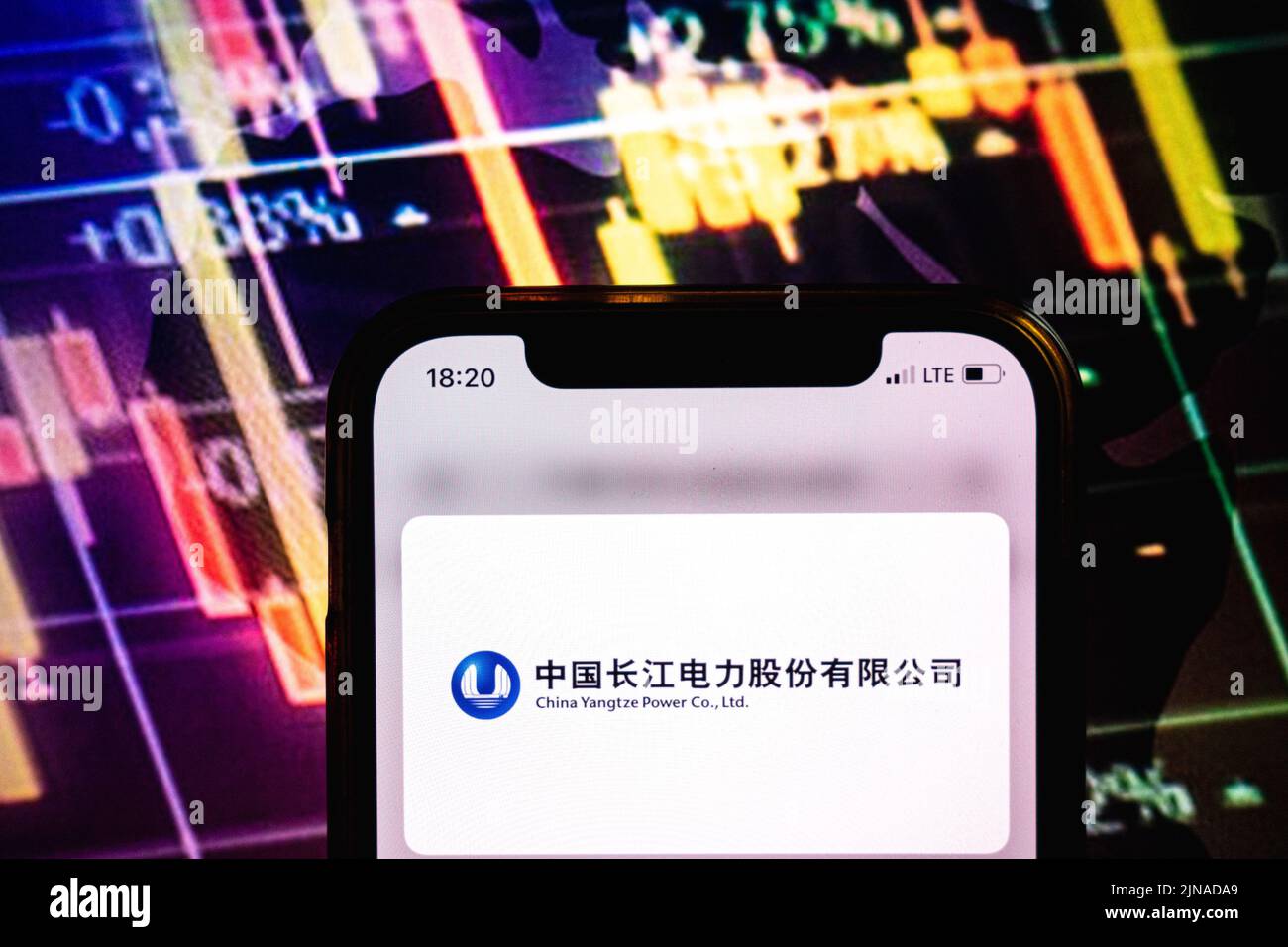 KONSKIE, POLONIA - 09 agosto 2022: Smartphone che mostra il logo della società China Yangtze Power sullo sfondo del diagramma di borsa Foto Stock