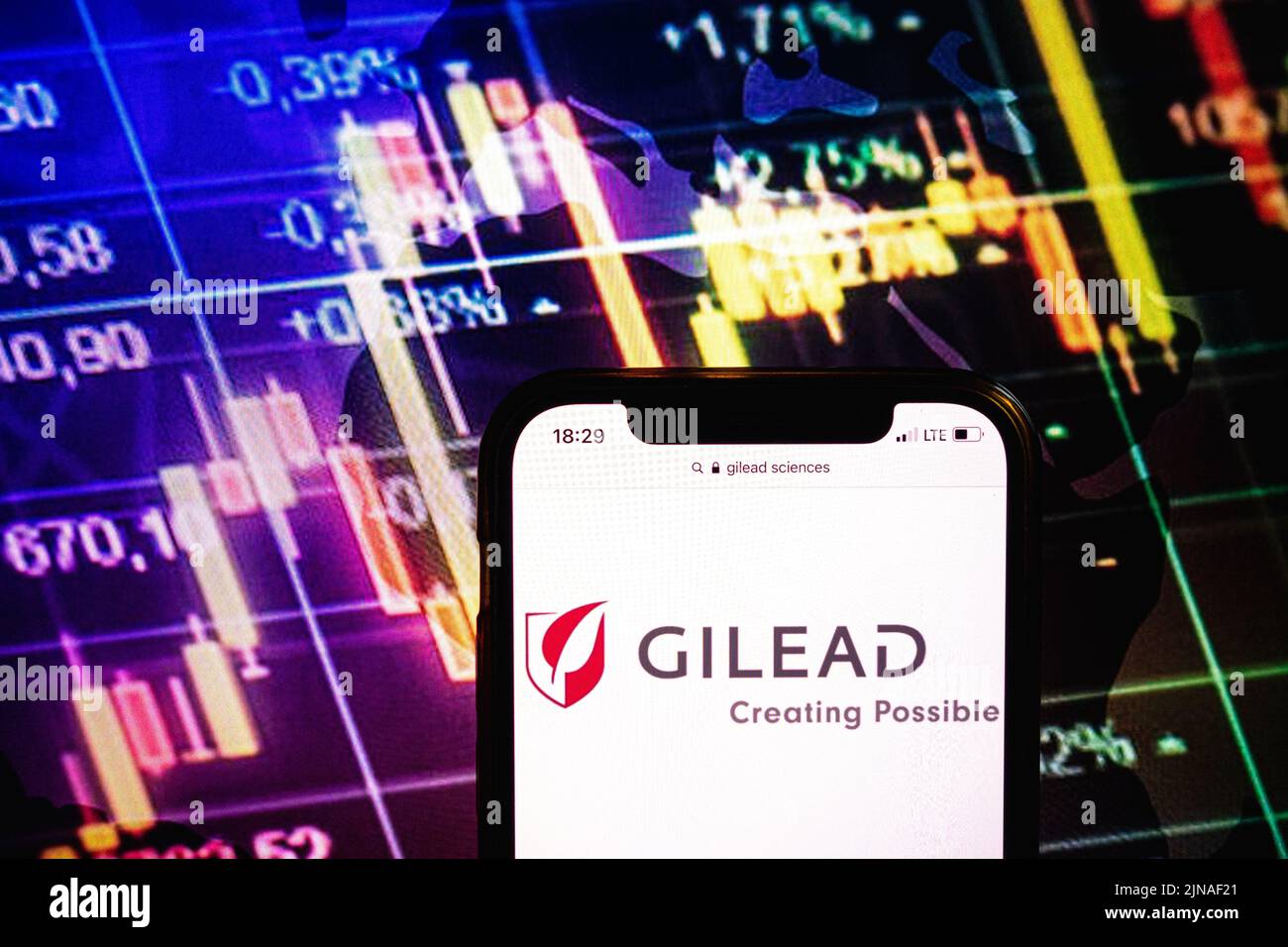 KONSKIE, POLONIA - 09 agosto 2022: Smartphone che mostra il logo della società Gilead Sciences sullo sfondo del diagramma di borsa Foto Stock