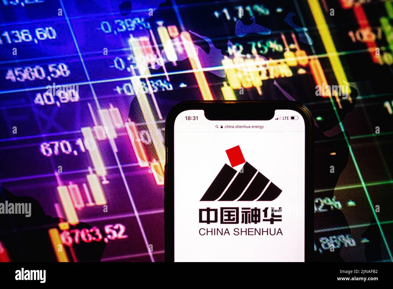 KONSKIE, POLONIA - 09 agosto 2022: Smartphone che mostra il logo della società China Shenhua Energy sullo sfondo del diagramma di borsa Foto Stock