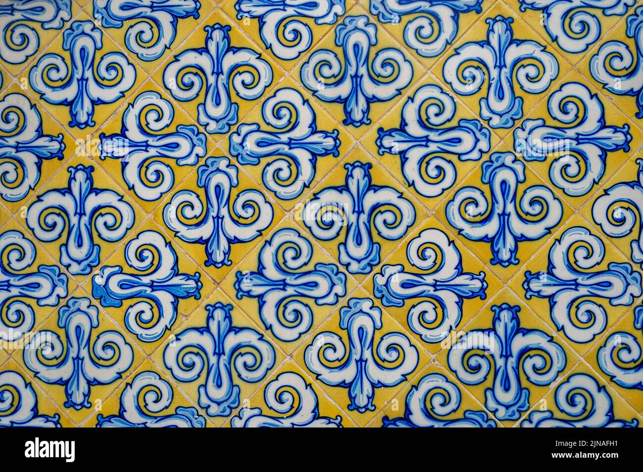 Piastrelle in ceramica blu e giallo all'esterno del mercato centrale di Valencia, Spagna. Foto Stock