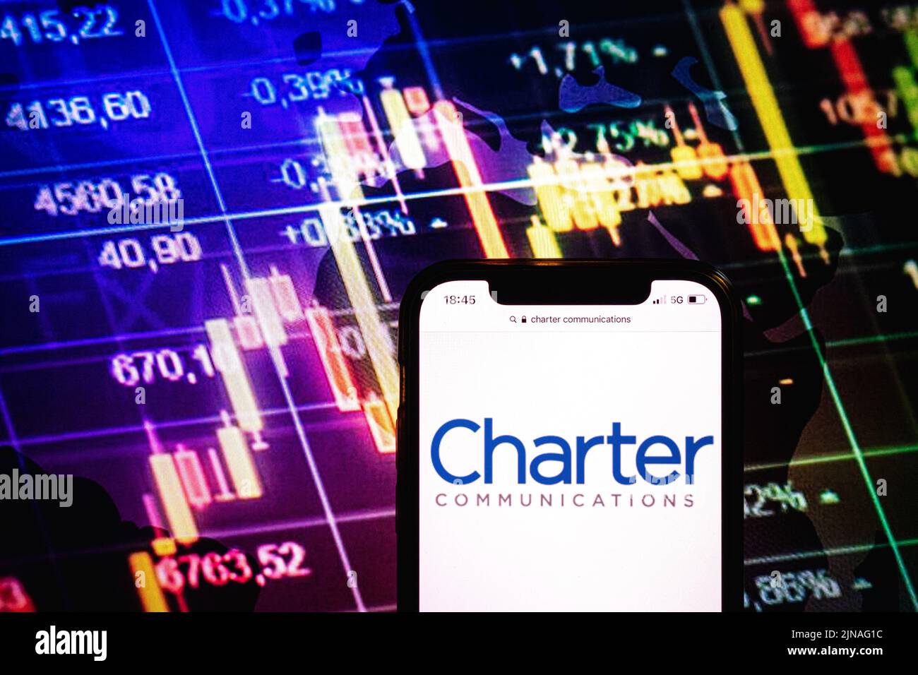 KONSKIE, POLONIA - 09 agosto 2022: Smartphone che visualizza il logo della Charter Communications Company sullo sfondo del diagramma di borsa Foto Stock