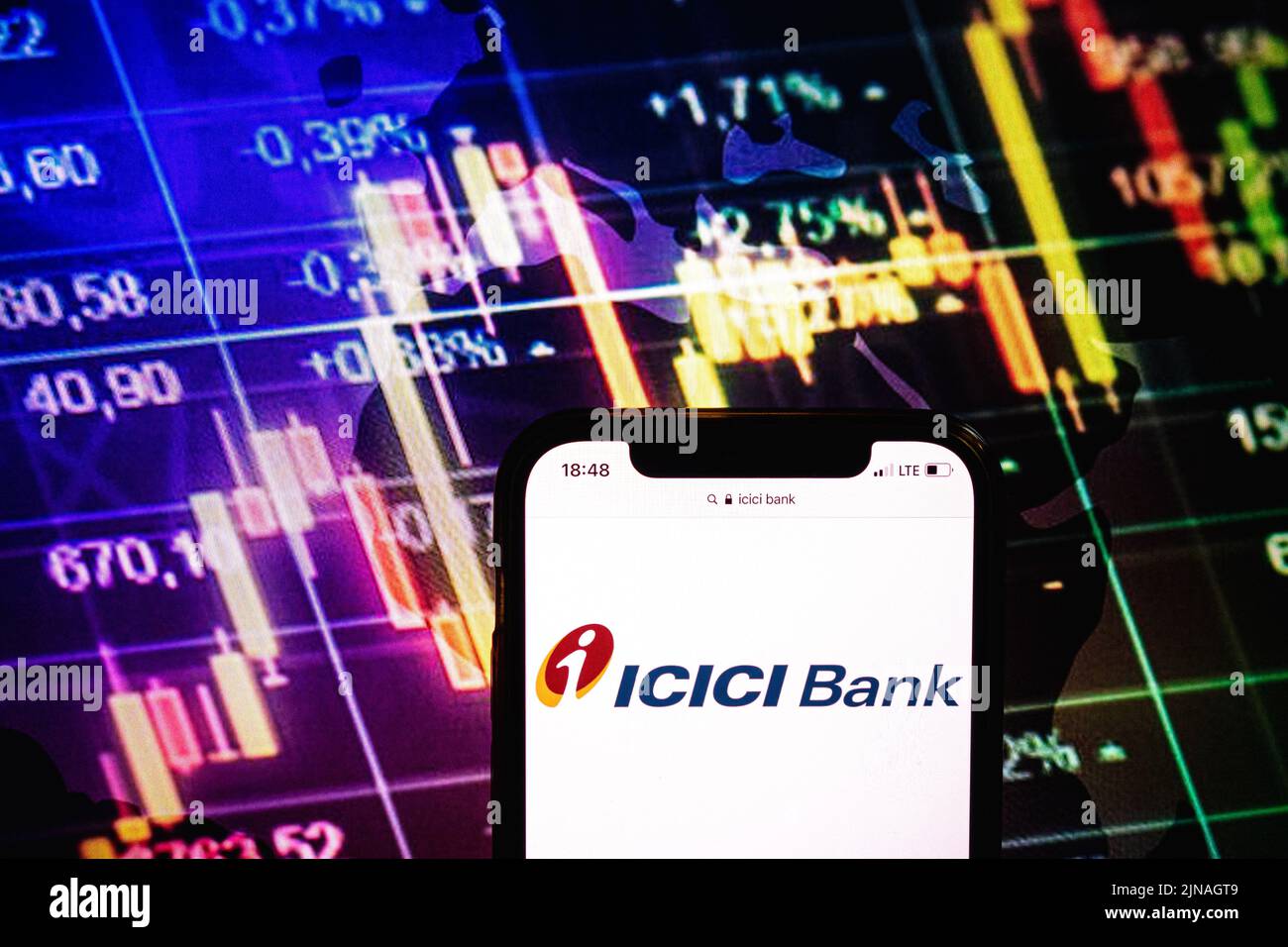 KONSKIE, POLONIA - 09 agosto 2022: Smartphone che mostra il logo della società ICI Bank sullo sfondo del diagramma di borsa Foto Stock