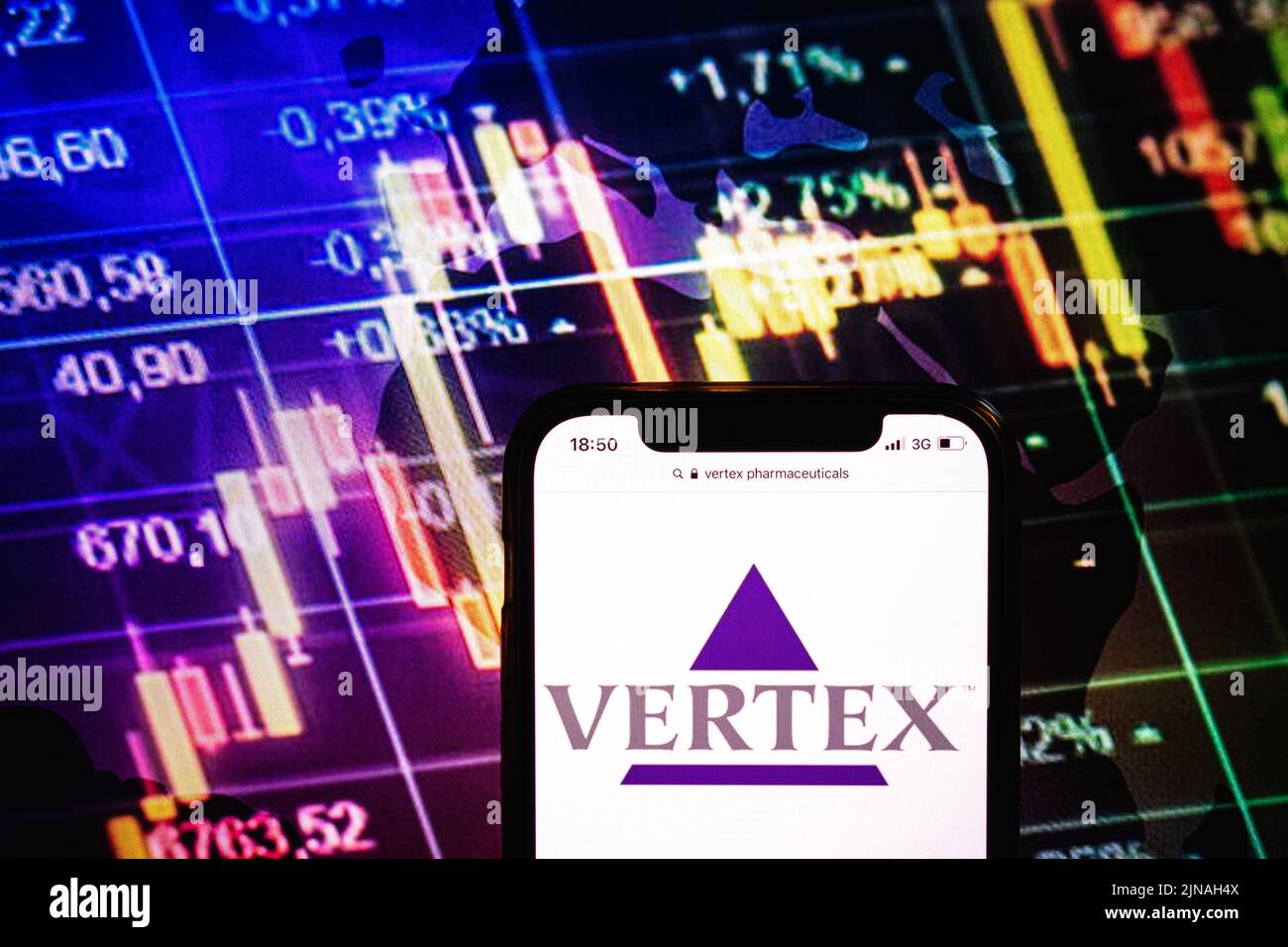KONSKIE, POLONIA - 09 agosto 2022: Smartphone che mostra il logo della società Vertex Pharmaceuticals sullo sfondo del diagramma di borsa Foto Stock